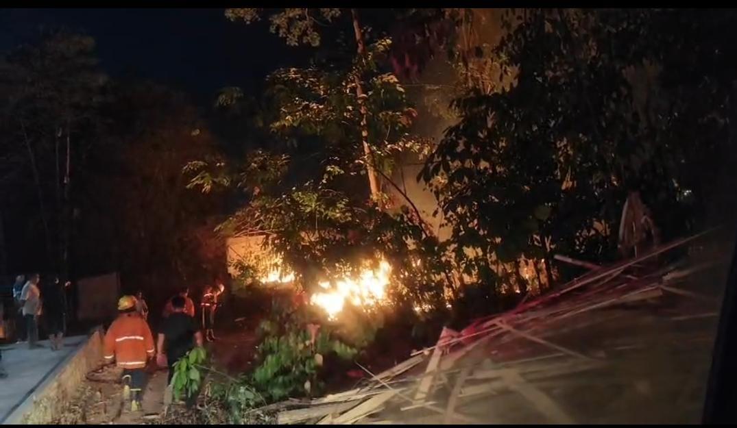 Rumpun Bambu Terbakar, Dua Unit Damkar Diturunkan
