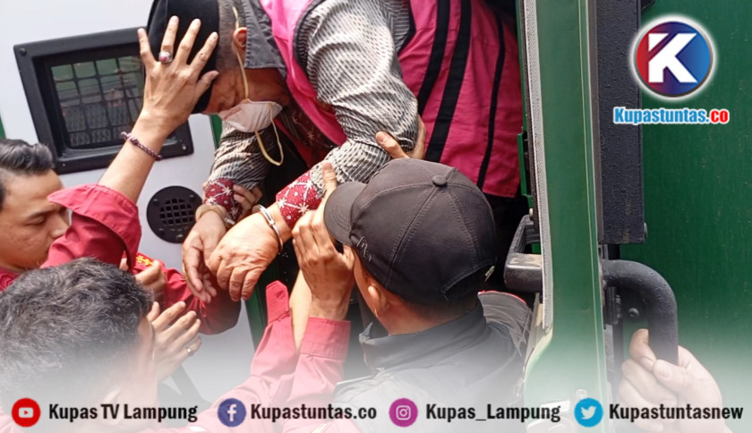 ‎Arinal Djunaidi Tiba di Kantor PN Tipikor Tanjungkarang Menggunakan Mobil Baraccuda Hijau