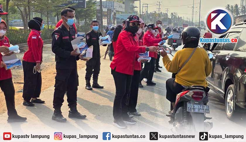 Antisipasi Dampak Erupsi Anak Krakatau, PDI Perjuangan Lampung Bagikan Masker