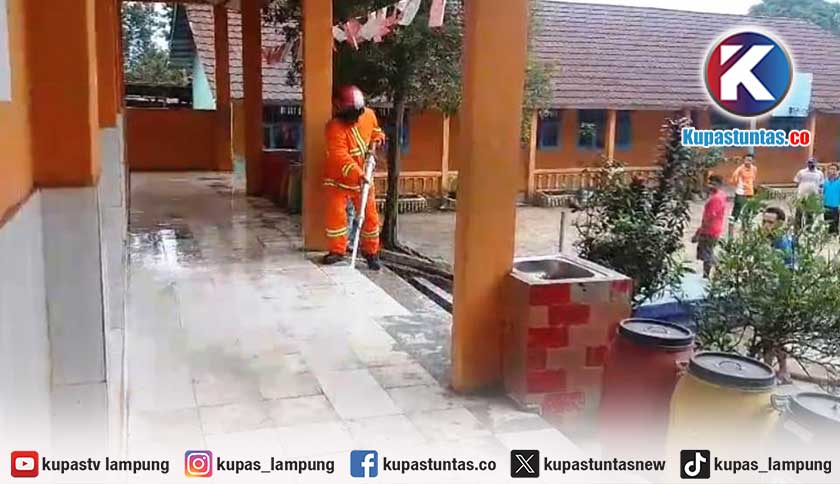 Damkar Tanggamus Bersihkan Sejumlah Sekolah dan Fasilitas Terdampak Abu Anak Krakatau