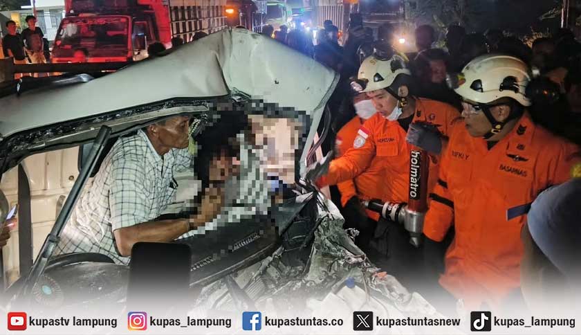 Mobil Box Tabrak Truk Parkir di Lampung Selatan, Dua Korban Terjepit