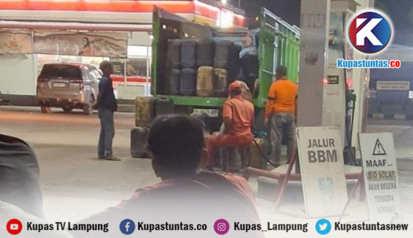Antrean Solar Mengular, Truk Bermuatan Puluhan Jeriken Terekam di SPBU Seputih Banyak Lampung Tengah