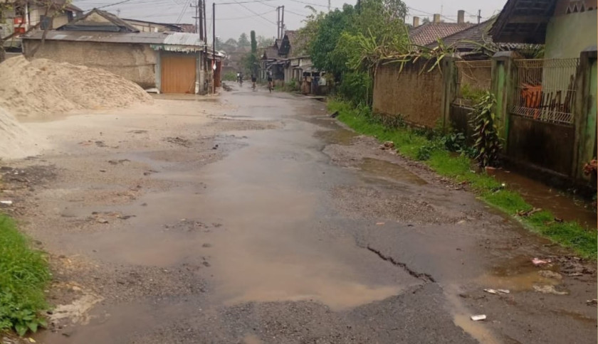 Warga Keluhkan Jalan Rusak di Depan SMKN 1 Talang Padang Bertahun-tahun Tak Kunjung Diperbaiki