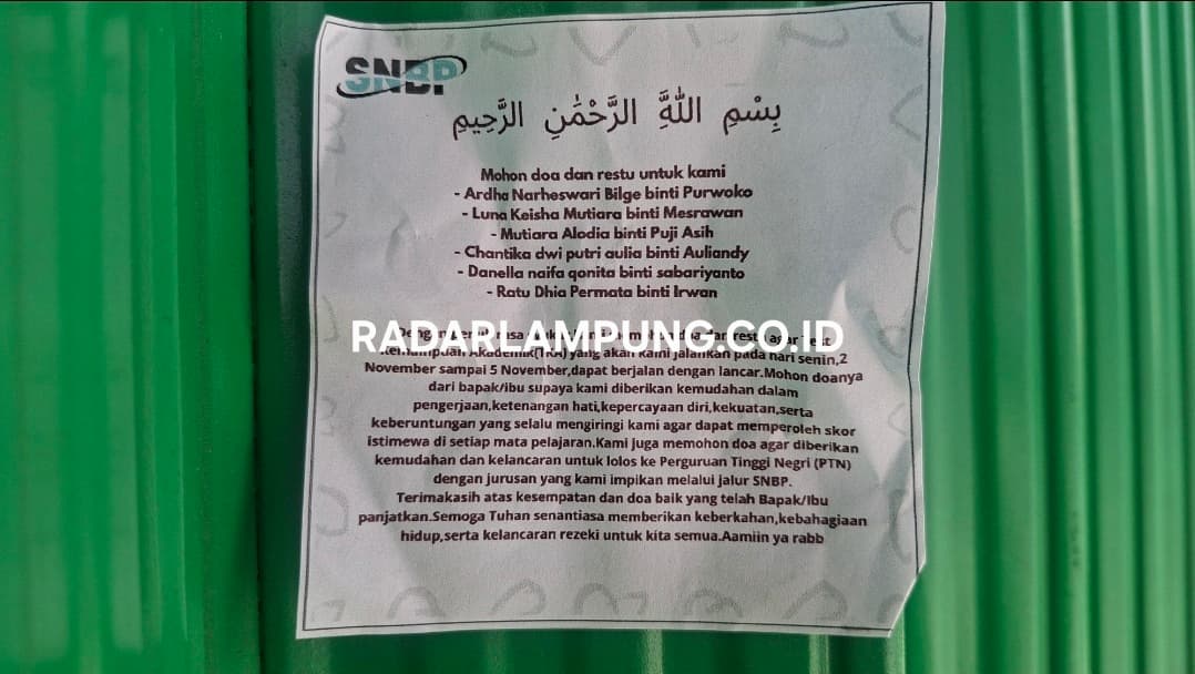 Unik! Tak Hanya Belajar, Enam Siswi Ini Tempel Stiker Doa di Ruko demi Lolos TKA dan Masuk PTN