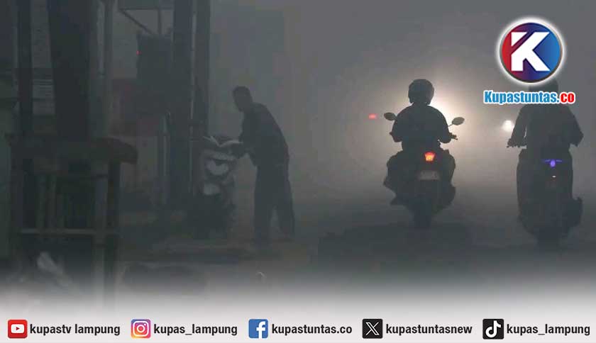 Palembang Dikepung Asap, Warga Sesak Napas hingga Penerbangan Terganggu