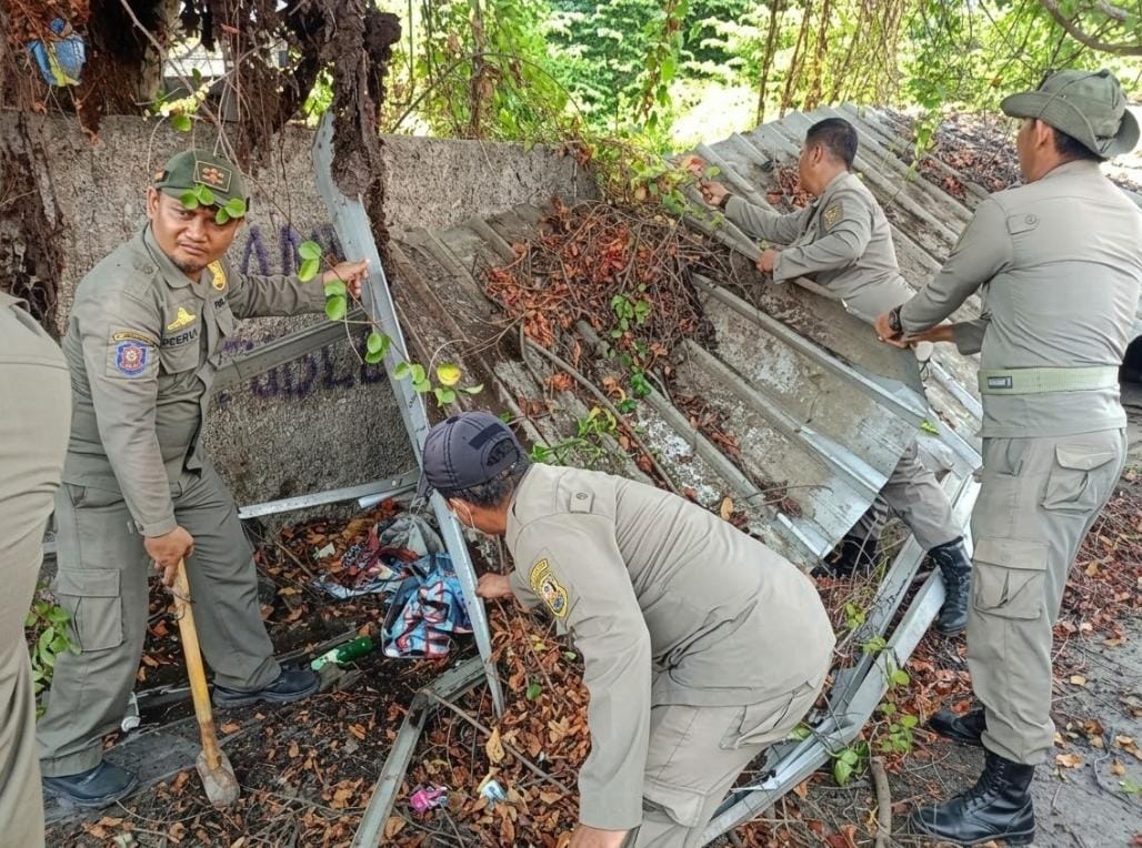 Pemkot Bandar Lampung Tertibkan Sejumlah Warung di Jalan RE Martadinata