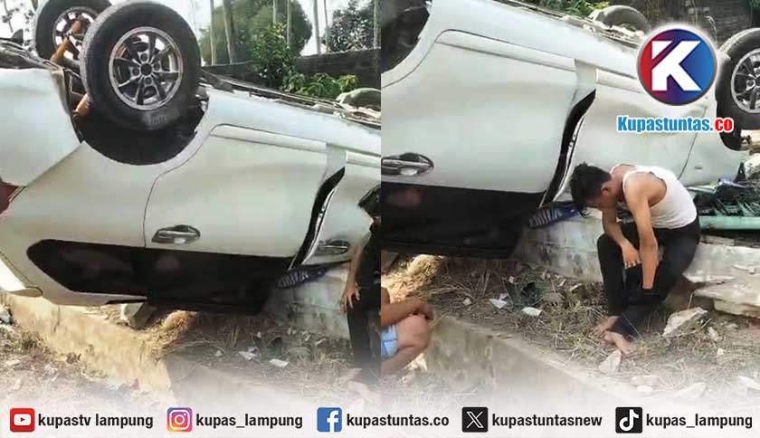 Mobil Putih Terbalik hingga Roda Menghadap ke Atas di Terbanggi Besar