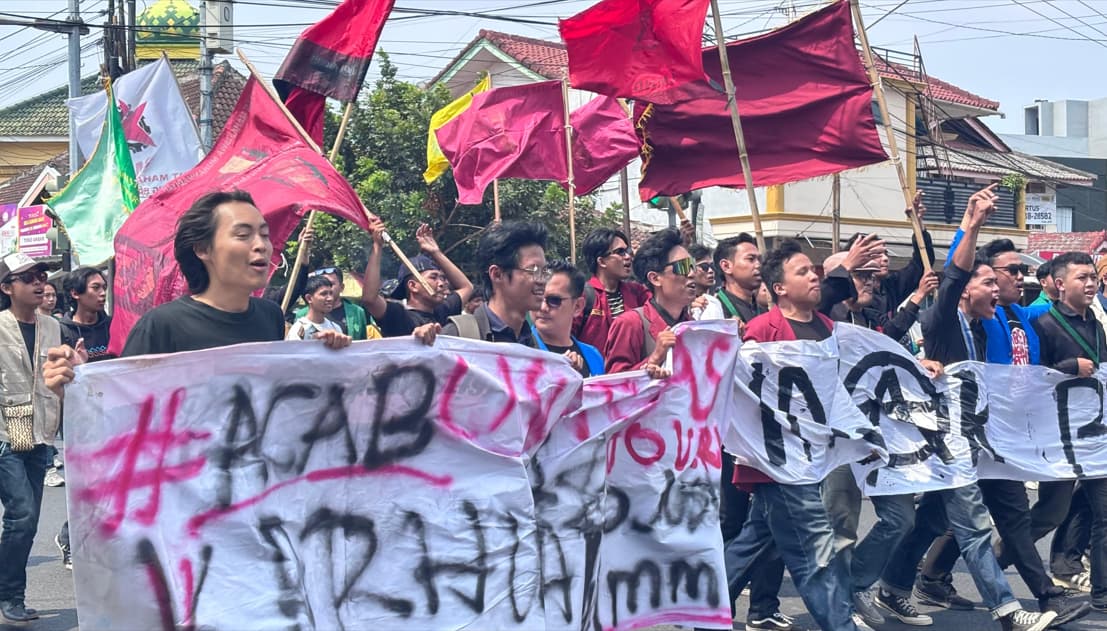 Ratusan Mahasiswa Geruduk DPRD Lampung, Desak Karhutla Jadi Bencana Nasional juga Pendidikan Gratis