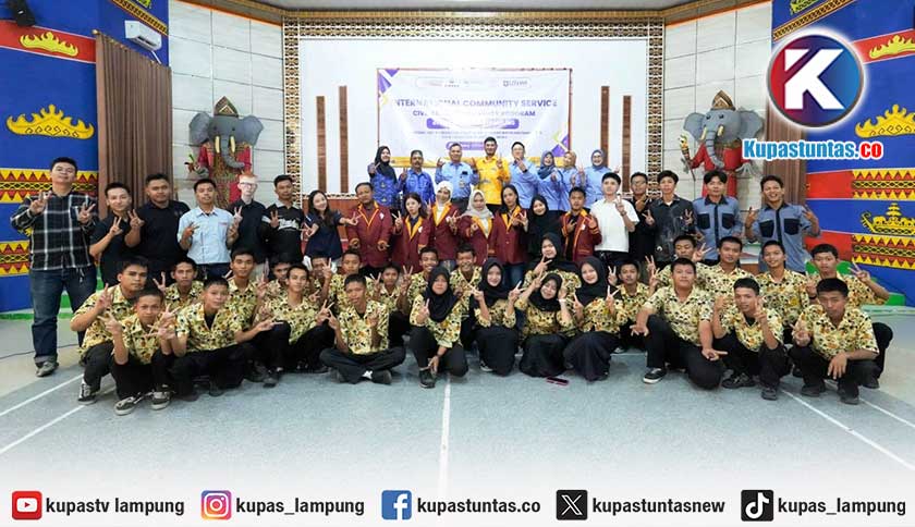 Go Internasional! Universitas Teknokrat Indonesia dan UTHM Malaysia Gelar PkM Internasional di SMKN 2 Bandar Lampung