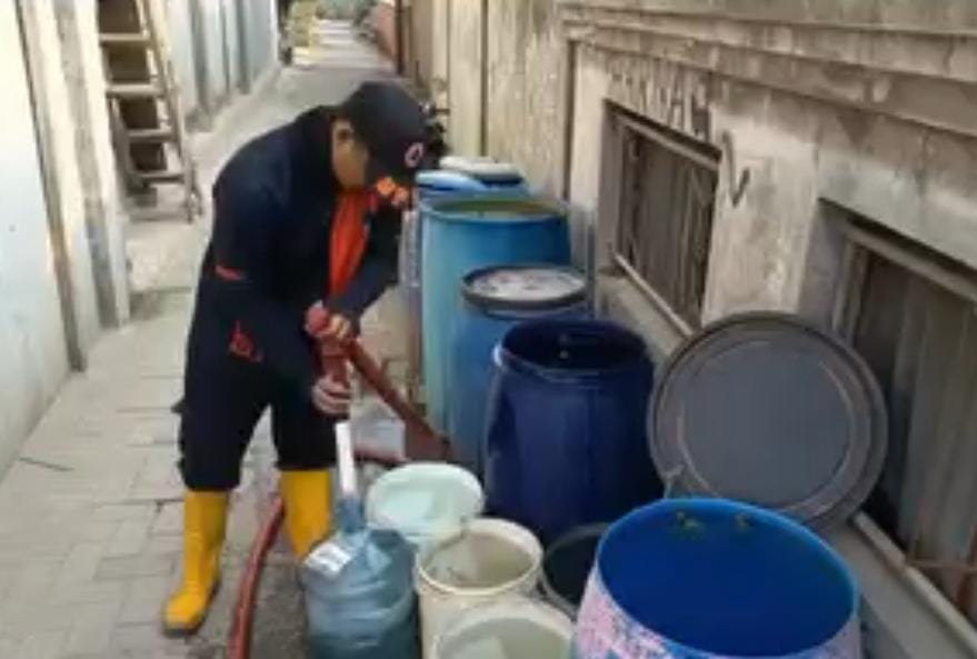 Tindak Lanjut Arahan Wali Kota Eva Dwiana, BPBD Keruk Sampah Sungai Hingga Distribusi Air Bersih