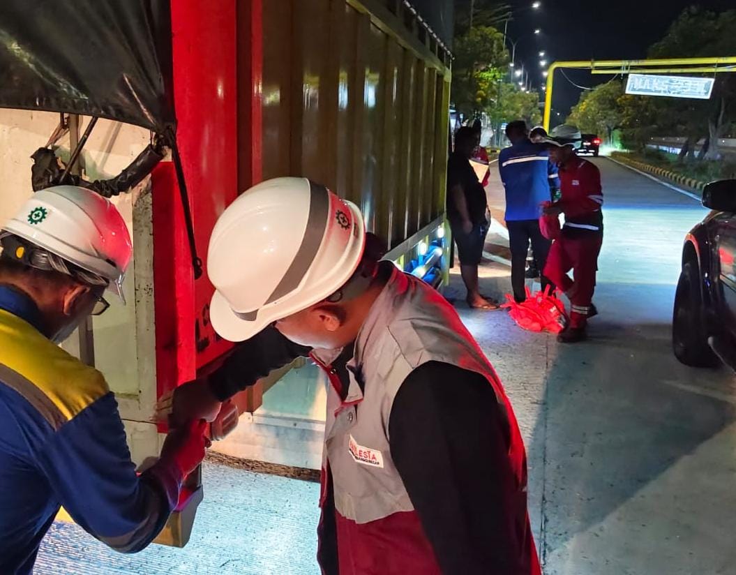 Cegah Tabrak Belakang di Tol, Truk Dipasangi Stiker Reflektif saat Operasi Simpatik Mircosleep