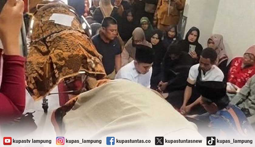 Saat Menikah di Hadapan Jenazah Orangtua dan Adik Korban Pembunuhan di Tuba