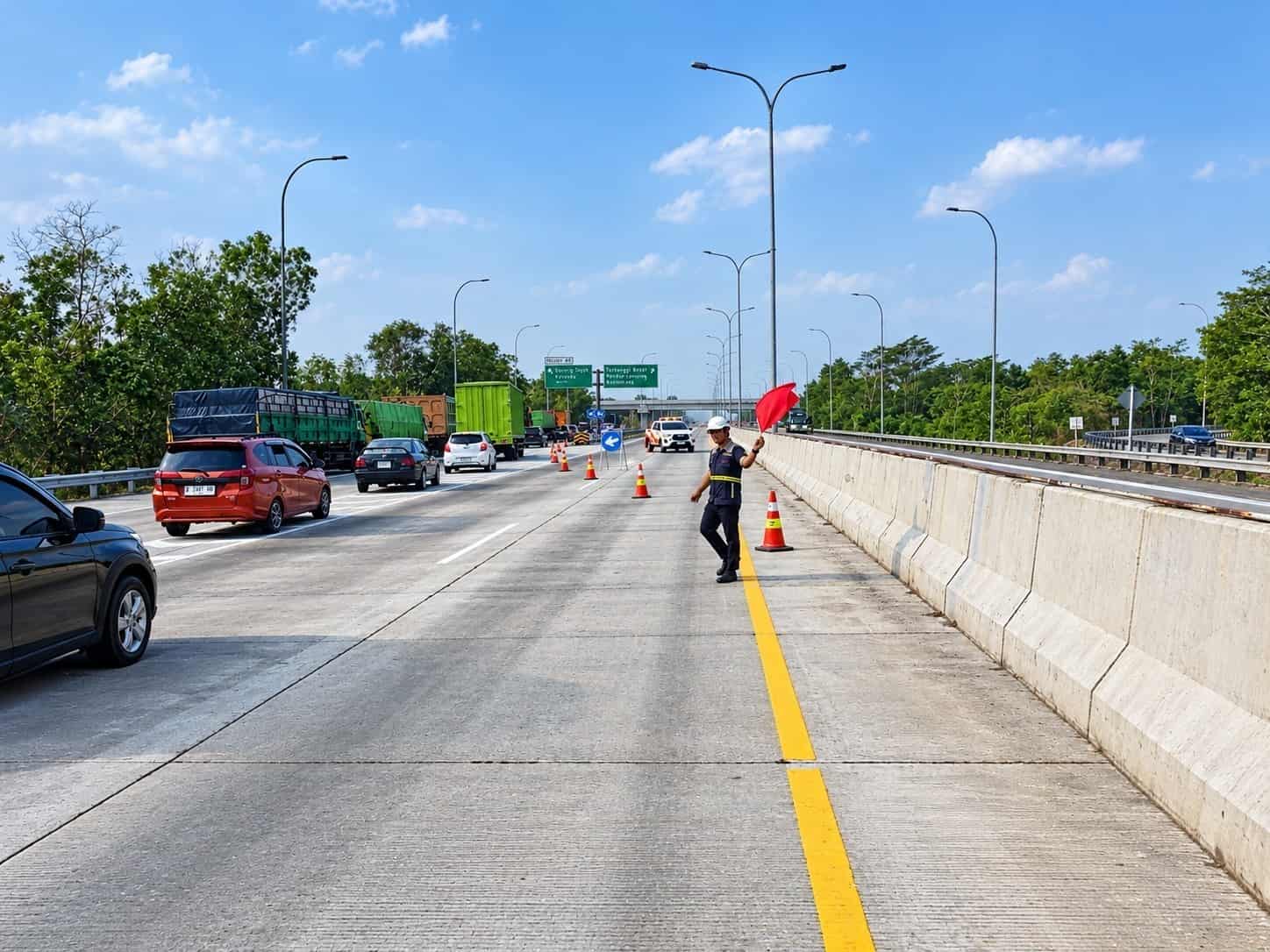 Pengalihan Arus Lalin di Tol Bakter, Imbas Kebakaran TPA Bandar Jaya Ganggu Pengguna