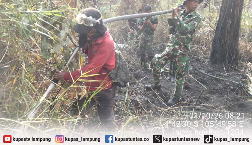 54 Kali Water Bombing, Tim Gabungan Masih Berjibaku Padamkan Api di TN Way Kambas