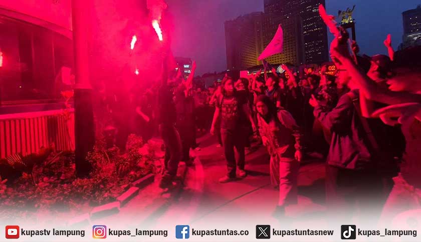 Demo di Bundaran HI Berlanjut hingga Malam, Sejumlah Figur Publik Hadir